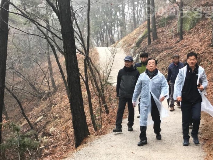 2.김준성 영광군수, 물무산 행복숲 조성사업 최종점검-1.JPG