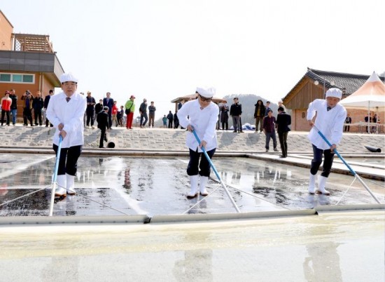 8.고품질 영광 천일염의 본격적인 생산을 알리는 채염 행사 개최-3.JPG