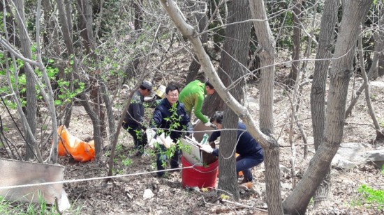 5.홍농읍 구 도로변 산중턱에 버려진 불법쓰레기 수거-1.jpg