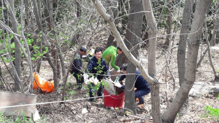 5.홍농읍 구 도로변 산중턱에 버려진 불법쓰레기 수거-1.jpg