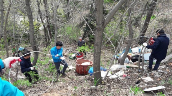 5.홍농읍 구 도로변 산중턱에 버려진 불법쓰레기 수거-2.jpg