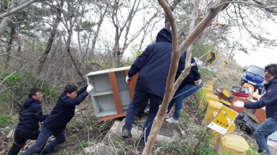 5.홍농읍 구 도로변 산중턱에 버려진 불법쓰레기 수거-3.jpg