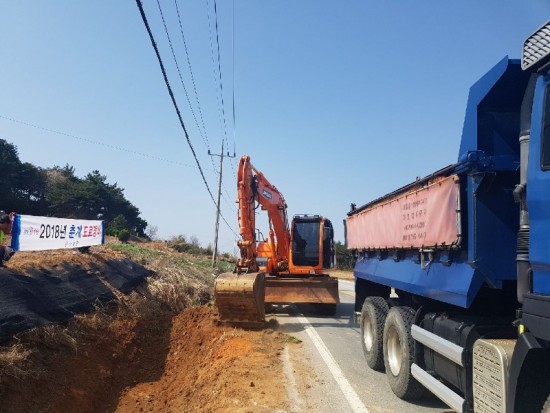 5.영광군 2018년 춘계 도로 일제정비에 나섰다-1.jpg