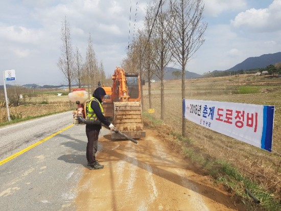 5.영광군 2018년 춘계 도로 일제정비에 나섰다-2.jpg