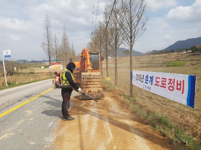 5.영광군 2018년 춘계 도로 일제정비에 나섰다-2.jpg