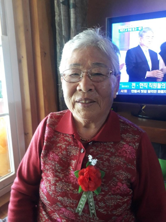 6.홀로 사는 어르신, 카네이션 달고 웃음꽃 만개-2.jpg