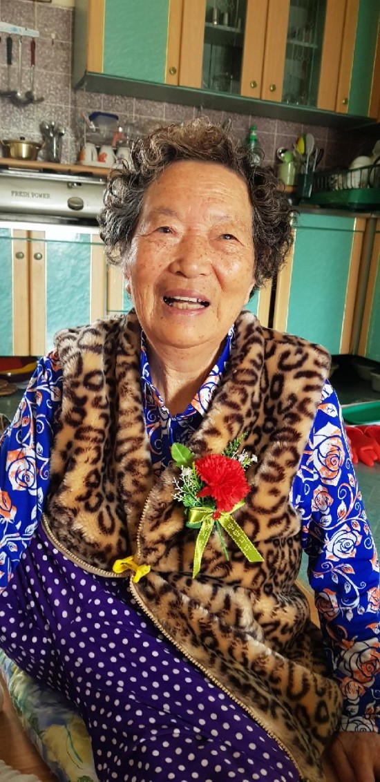 6.홀로 사는 어르신, 카네이션 달고 웃음꽃 만개-3.jpeg