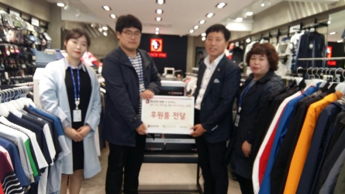 2.블랙야크, 영광군 홀로 사는 노인에 효(孝)박스 전달-2.jpeg