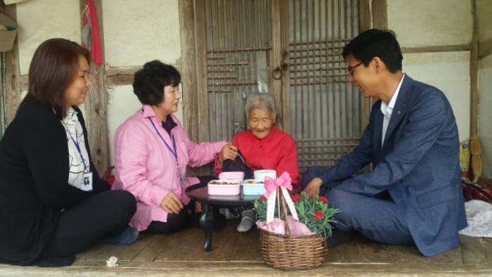 5.불갑면 직원의 특별한 어버이날.jpg