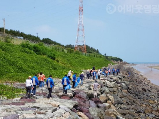 3.홍농읍 이장단 ! 한마음공원 해안가 정화활동에 두팔을 걷었다.jpg
