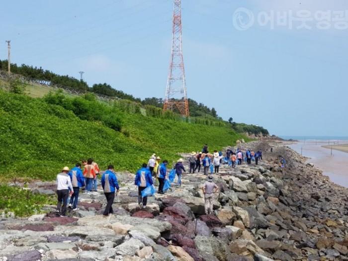 3.홍농읍 이장단 ! 한마음공원 해안가 정화활동에 두팔을 걷었다.jpg