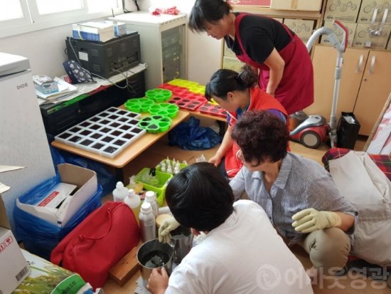 백수읍 어머니봉사대, 이·미용봉사로 웃음꽃 선사-2.jpg