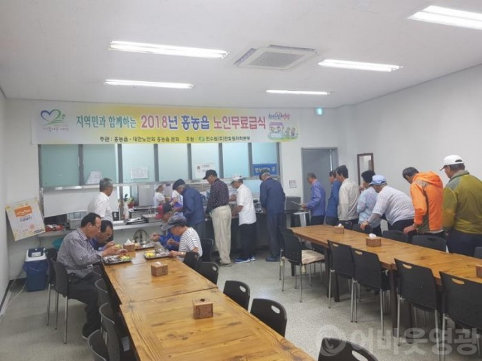 어르신께 대접하는 따뜻한 밥상-1.jpg