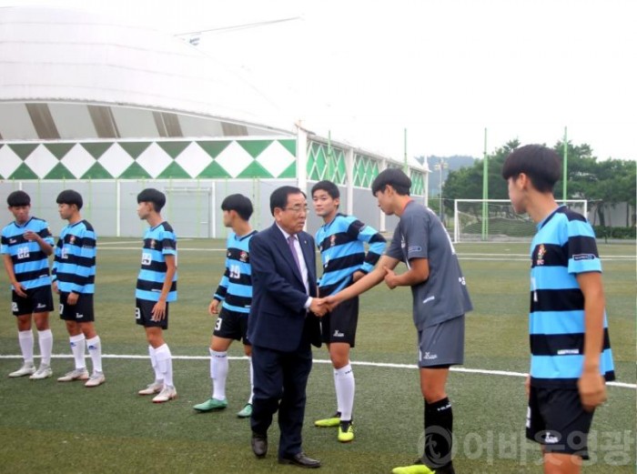 영광군, 전라남도교육감기 축구대회 우승팀(영광 FC) 격려-1.JPG