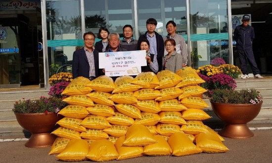 군서면 생활개선회장 부부의 쌀 기탁.jpg