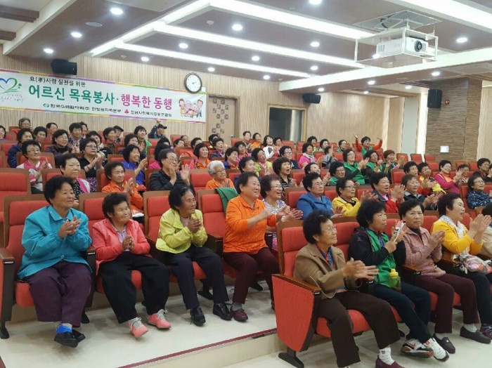 법성면 새마을부녀회 목욕봉사 펼쳐-2.jpg