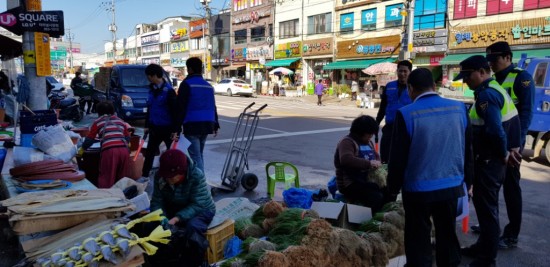 쾌적한 거리 조성을 위한 노점상 및 노상적치물 단속-1.jpg