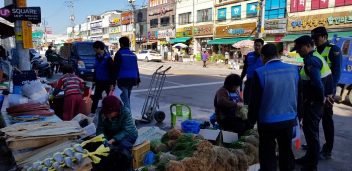 쾌적한 거리 조성을 위한 노점상 및 노상적치물 단속-1.jpg