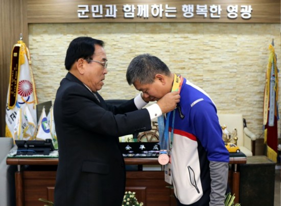 제33회 전국장애인체육대회 군위선양 유공자 격려-1.JPG