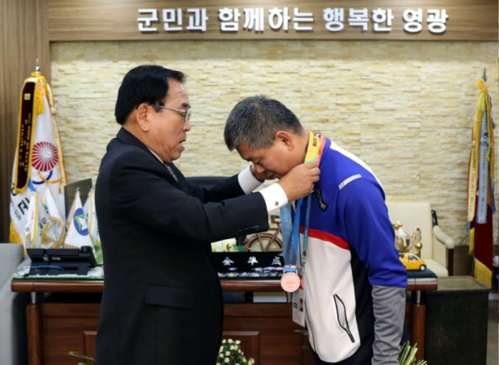 제33회 전국장애인체육대회 군위선양 유공자 격려-1.JPG