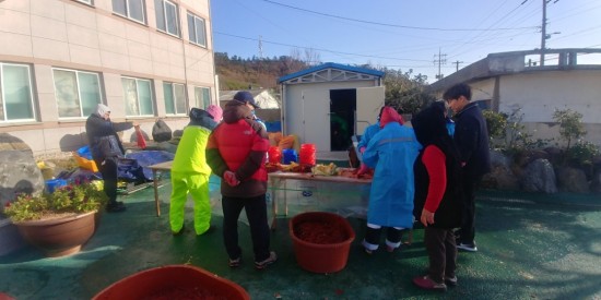 낙월면 새마을부녀회 사랑의 김장나눔 봉사 1.jpg