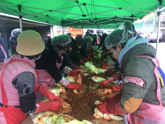 크기변환_영광읍, “사랑의 김장김치 나눔 행사” 가져 1.JPG