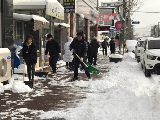 영광군, 주요 도로와 보행로 신속한 제설작업 실시 1.jpg