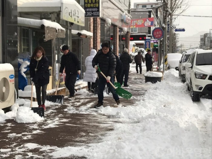 영광군, 주요 도로와 보행로 신속한 제설작업 실시 1.jpg