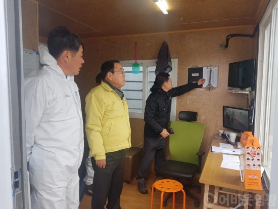 영광군수, 안성 구제역 발생에 따른 농가 현장 방문 1.jpg