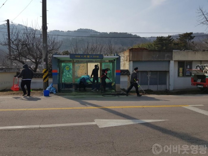 홍농읍 봄맞이 버스승강장 일제 대청소 2.jpg