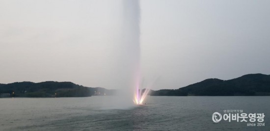 영광 불갑저수지 하늘을 향해 쏴 올리는 고사분수(高射分水) 시범운영 2.jpg