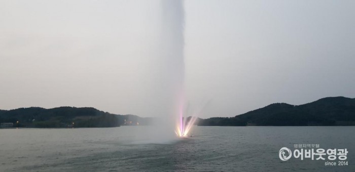 영광 불갑저수지 하늘을 향해 쏴 올리는 고사분수(高射分水) 시범운영 2.jpg