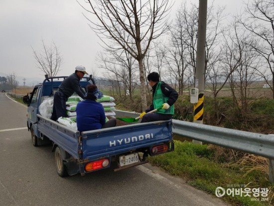 군서면 번영회 식목일 기념행사 3.jpg