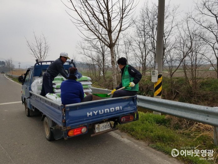 군서면 번영회 식목일 기념행사 3.jpg