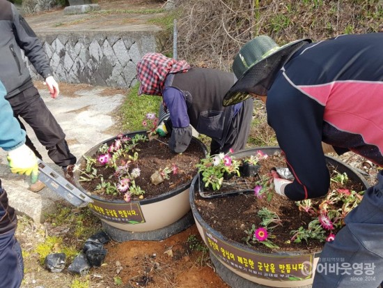 군남면, 쓰레기 불법투기 근절 ‘양심화분’ 설치 2.jpg