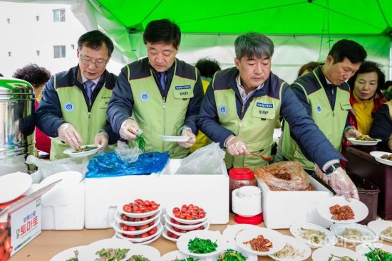 사진1_지역어르신을 위한 무료급식 봉사.jpg