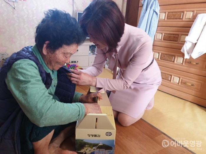 묘량면 독거노인 어르신 카네이션 달아드리기 행사 2.jpg