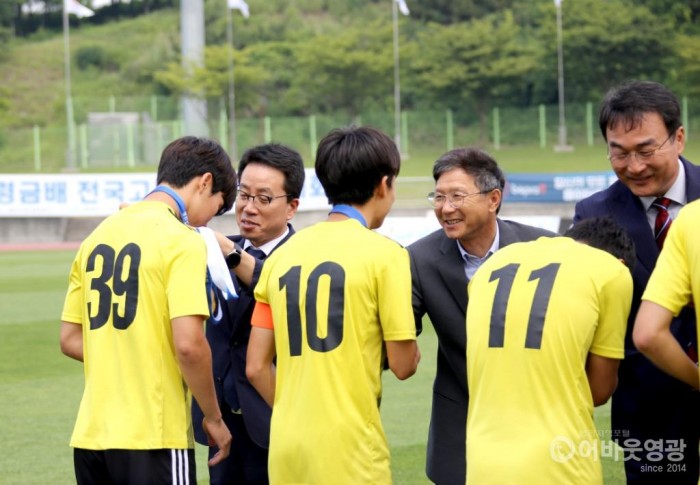 1. 서울중앙고, 창단 첫 금배 들어올리다 3.JPG