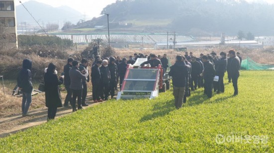 사본 -영광군, 새싹보리 전용 수확기 연구개발에 박차!.jpg