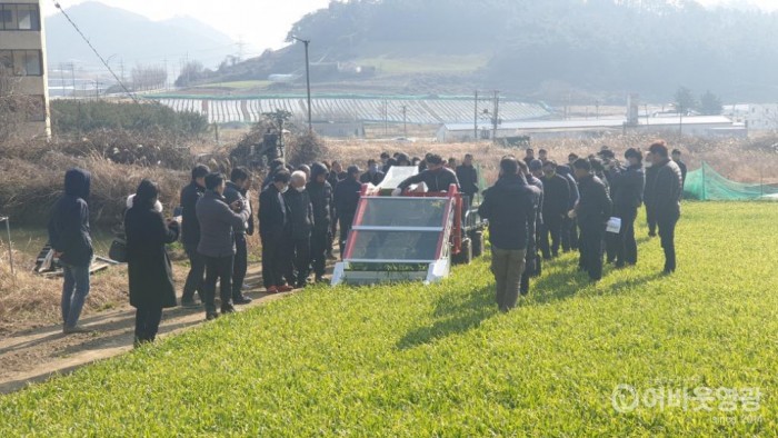 사본 -영광군, 새싹보리 전용 수확기 연구개발에 박차!.jpg