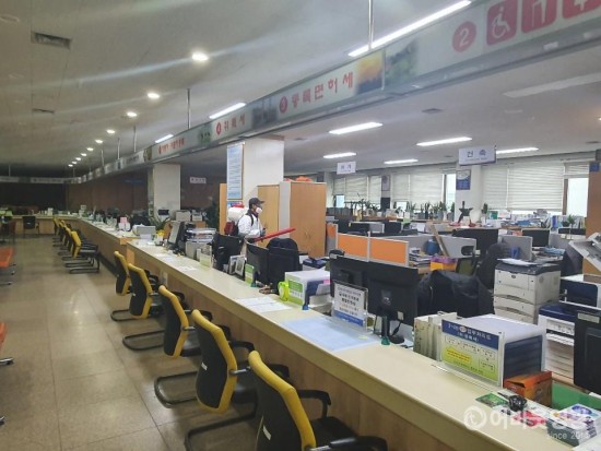 영광군, 코로나19 예방 청사 방역 1.jpg
