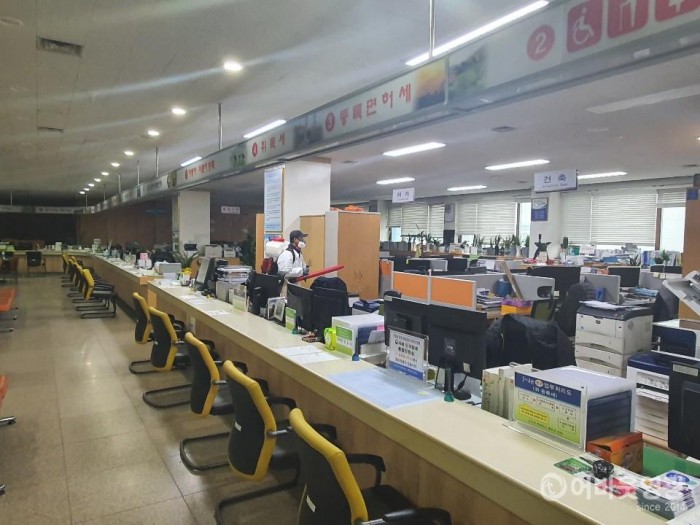 영광군, 코로나19 예방 청사 방역 1.jpg