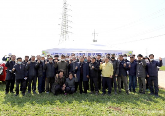 영광군, 새싹보리 전용 수확기 최종 평가회 개최 3.JPG