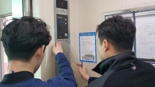 영광군, 승강기에 항균필름 부착으로 코로나19 감염 차단 1.jpg