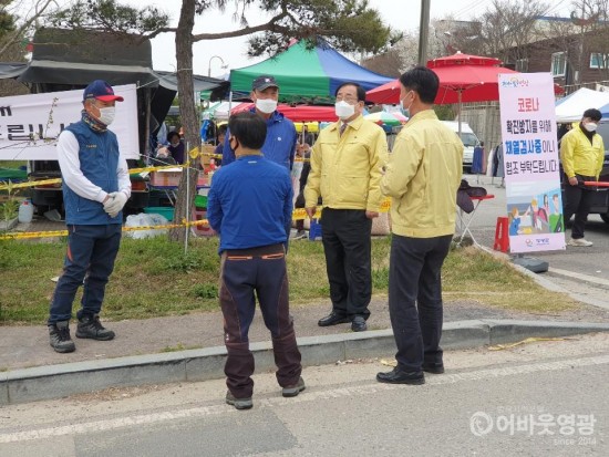 김준성 영광군수, 코로나19로 인한 오일장 발열체크 현장 점검 1.jpg