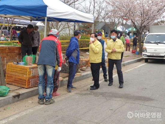 김준성 영광군수, 코로나19로 인한 오일장 발열체크 현장 점검 2.jpg
