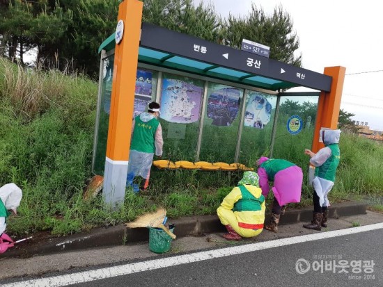 영광읍 버스승강장 일제청소로 쾌적한 환경 조성 1.jpg