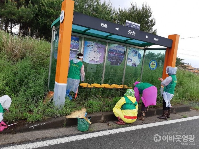 영광읍 버스승강장 일제청소로 쾌적한 환경 조성 1.jpg