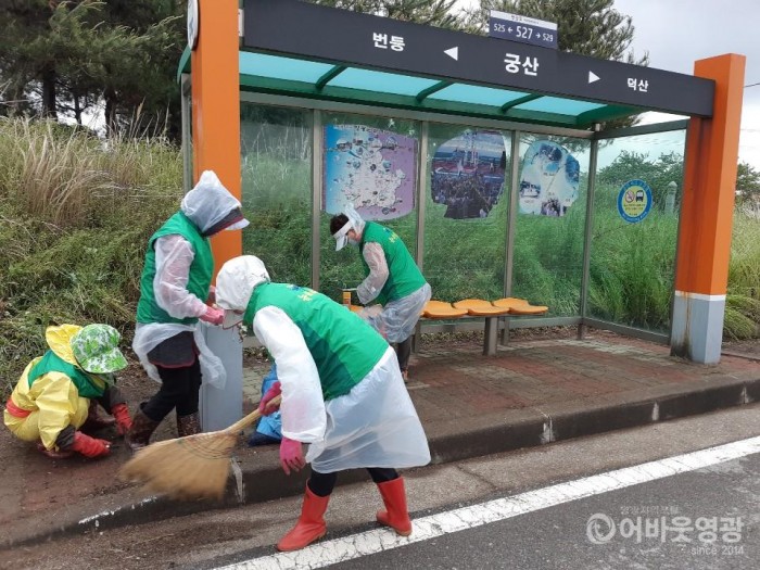 영광읍 버스승강장 일제청소로 쾌적한 환경 조성 2.jpg