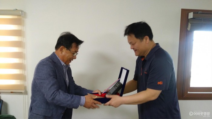 영광군 환경관리센터 주변지역 주민지원협의체, 영광군 우수 공무원에게 감사패 전달 1.jpg